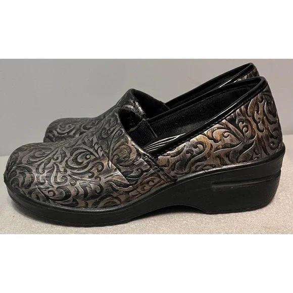 Easy Works by Easy Street Womens Slip Resistant Clogs Embossed Scroll 9M Black - Picture 7 of 9